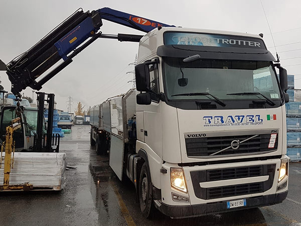 movimentazione-carico-scarico-merce-piastrelle-con-gru-modena