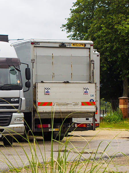 spedizioni-aziendali-su-strada-di-piastrelle-terra-mattonelle-modena