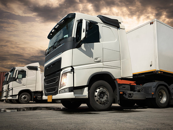 spostamento-merci-container-su-gomma-con-autotreno