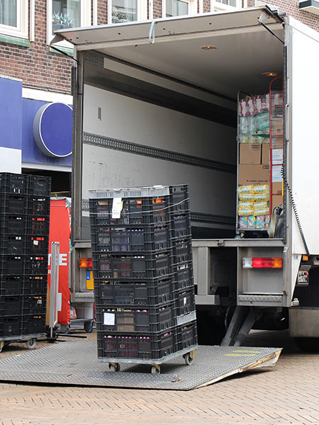 servizio-di trasporto-e-scarico-con-sponda-idraulica-merci-pesanti-fiorano