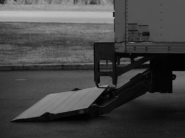 trasporto-merci-pesanti-con-scarico-sponda-idraulica-modena